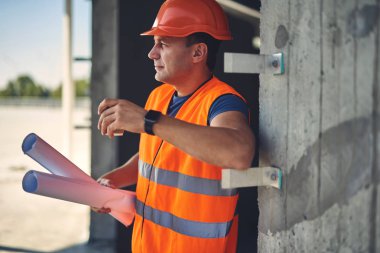 Düşünceli mesafe içine bakarak ve kahve içme sakin ustabaşı
