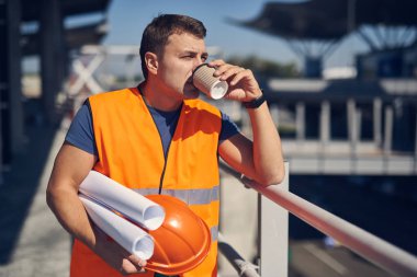 Mesafe içine bakıyor ve onun kahve içme sakin Oluşturucu