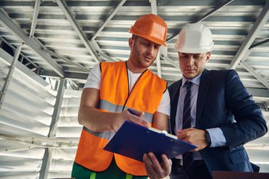 Onun danışmanı Foreman'la hesaplamalar arıyoruz