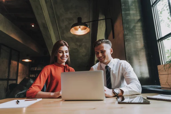 Concepto Trabajo Equipo Amistoso Exitoso Retrato Cintura Alegre Dama Negocios — Foto de Stock