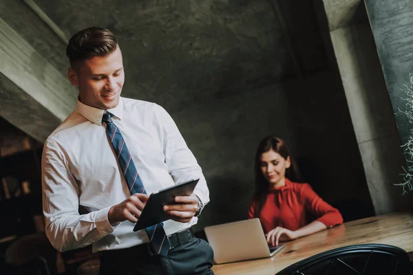 Trabajo conjunto exitoso de hombre y mujer de negocios — Foto de Stock