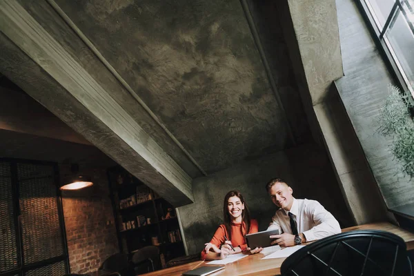 Man en vrouw werken samen aan project in café — Stockfoto