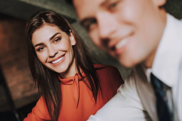 Усміхнені молоді чоловіки та жінки бізнес-колеги — стокове фото