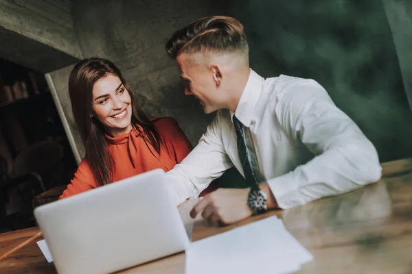 Manliga och kvinnliga business coleagues arbeta på projekt — Stockfoto