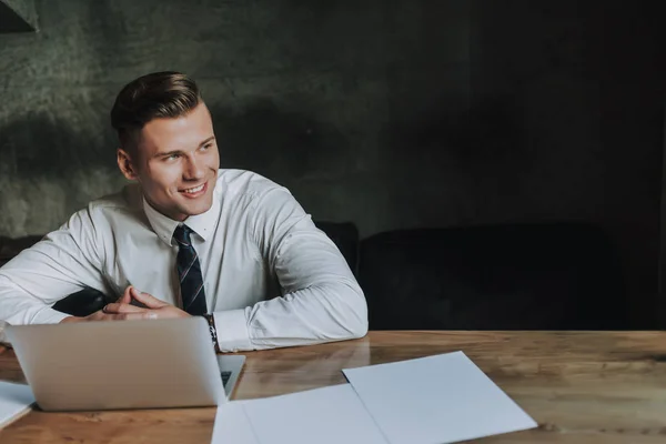 Joven sonriente hombre exitoso trabajo en el cuaderno —  Fotos de Stock