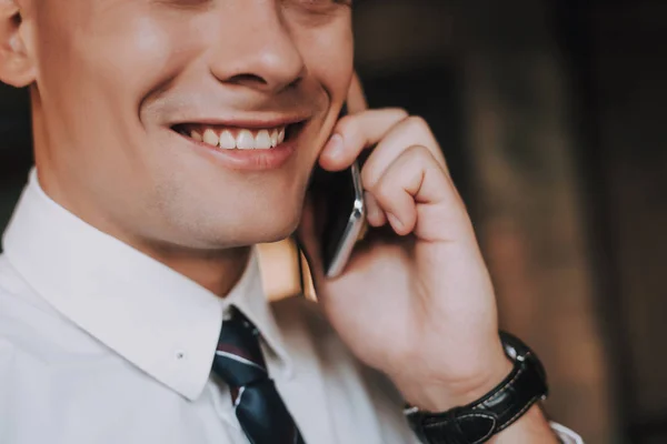 Stylish young business man talking by phone — Stock Photo, Image