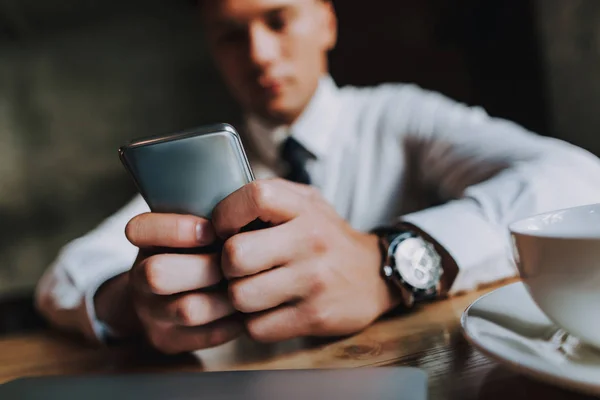 若い男がカフェの電話メッセージの確認 — ストック写真