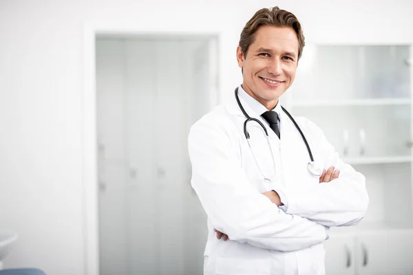 Derék fel boldog orvos, keresztbe állt, és mosolyogva — Stock Fotó
