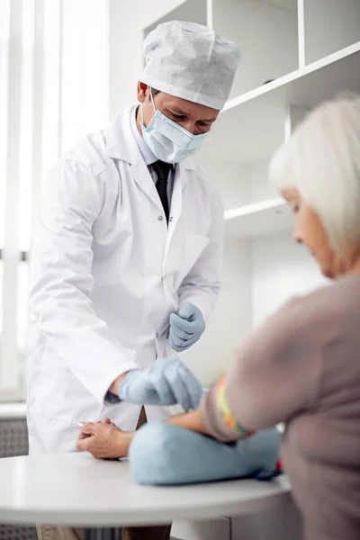 Médico Profesional Cuidadoso Máscara Médica Pie Delante Paciente Haciendo Una — Foto de Stock