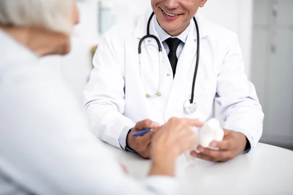 Close up de médico positivo sorrindo para seu paciente — Fotografia de Stock