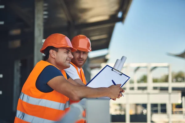 Calma constructores relajarse mientras tiene tiempo libre — Foto de Stock