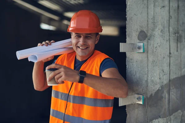 Alegre constructor poniendo dibujos en el hombro —  Fotos de Stock