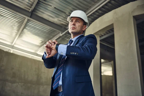 Seriöser Projektleiter schaut auf Baustelle — Stockfoto