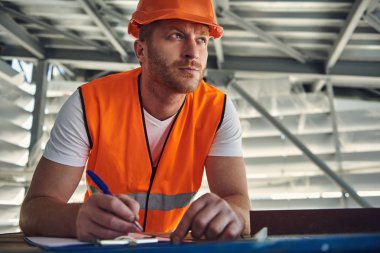 İnşaatta çalışan bir kask içinde duruyor