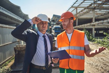 Çalışan adamdır speacking patronu ile