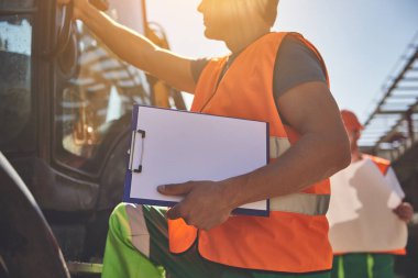 Turuncu yelek inşaatçılar açık çalışıyoruz