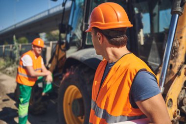 Turuncu yelek formenleri açık çalışıyoruz