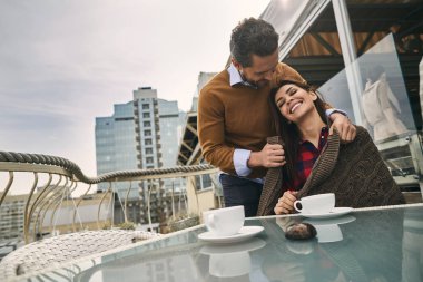 Aşık çift güzel terasta dinlendirici