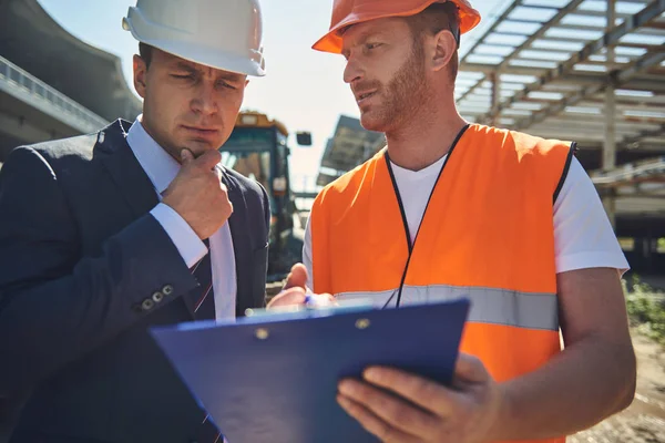 Il responsabile del progetto comunica con il lavoratore — Foto Stock