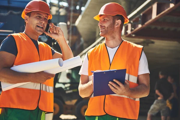 Trabajadores en cascos están localizando en proyecto — Foto de Stock