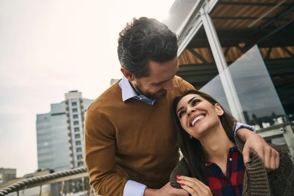 Hermosa hembra está mirando al hombre en la terraza — Foto de Stock