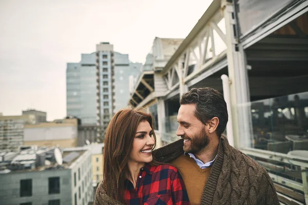 Glad man och kvinna står utomhus — Stockfoto