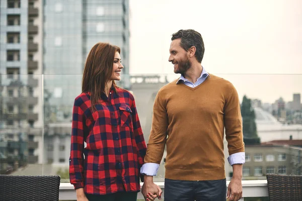 Homem e mulher felizes estão de pé ao ar livre — Fotografia de Stock