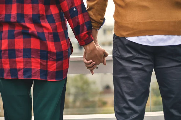 Hombre y mujer están de pie en la terraza — Foto de Stock