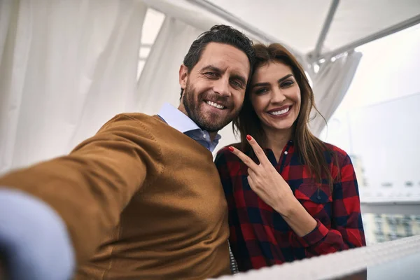 Sonriendo hombre y mujer están pasando tiempo en la cafetería — Foto de Stock