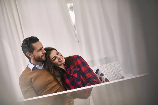 Jeune beau couple est assis à la table — Photo