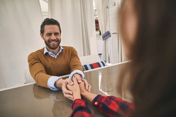 Gelukkig man zit aan de tafel met vrouw — Stockfoto