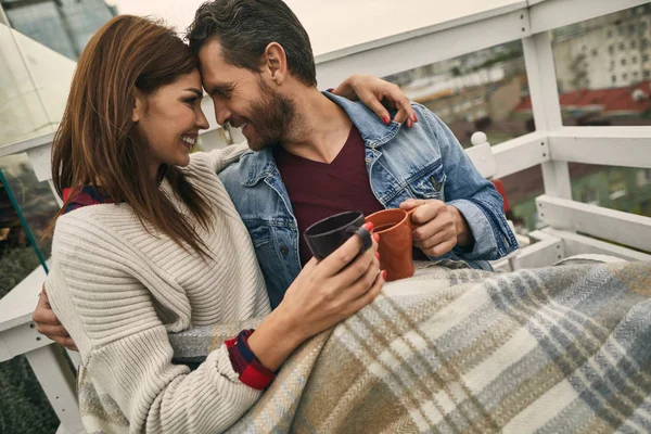 Coppia felice sta bevendo il tè in terrazza — Foto Stock