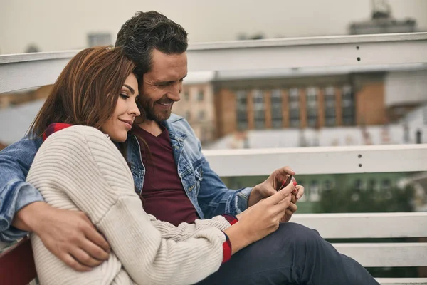 Hombre y mujer están pasando tiempo juntos — Foto de Stock