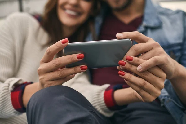 Felice uomo e donna stanno tenendo smartphone — Foto Stock