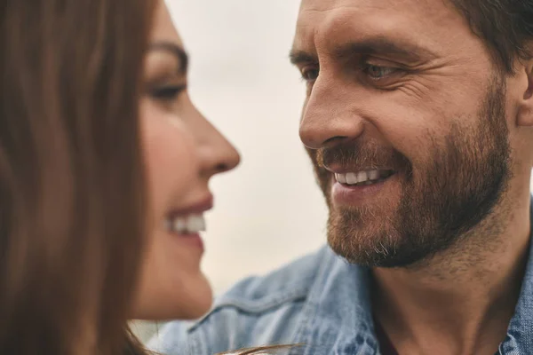 Sonriendo encantadora pareja es pasar tiempo juntos —  Fotos de Stock