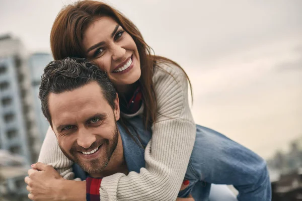 Sorridente uomo e donna si trovano all'aperto — Foto Stock