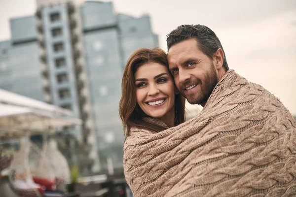 Šťastný pár s plaid je objímání venkovní — Stock fotografie