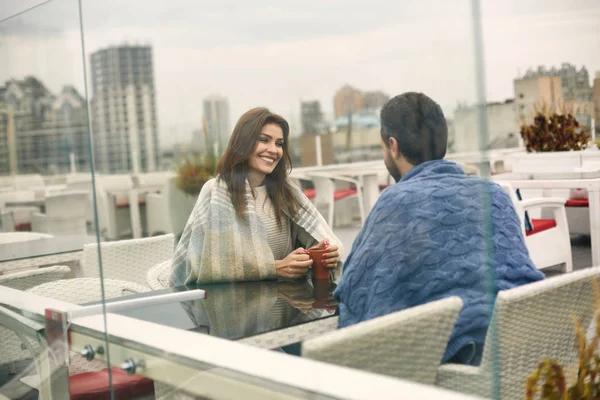 Šťastný pár s plédy mluví na terase — Stock fotografie