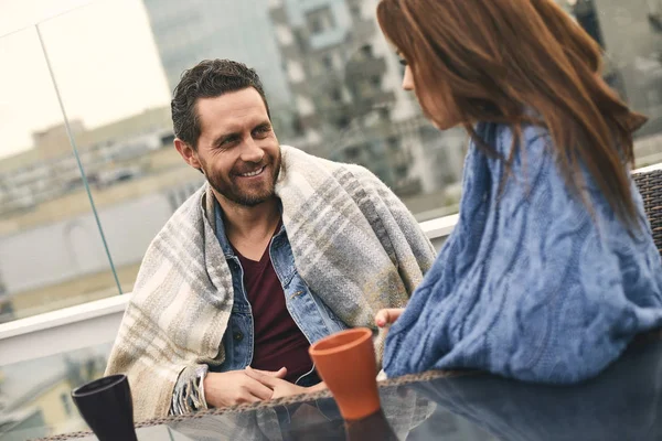 Hombre sonriente es pasar tiempo con la mujer en la terraza — Foto de Stock