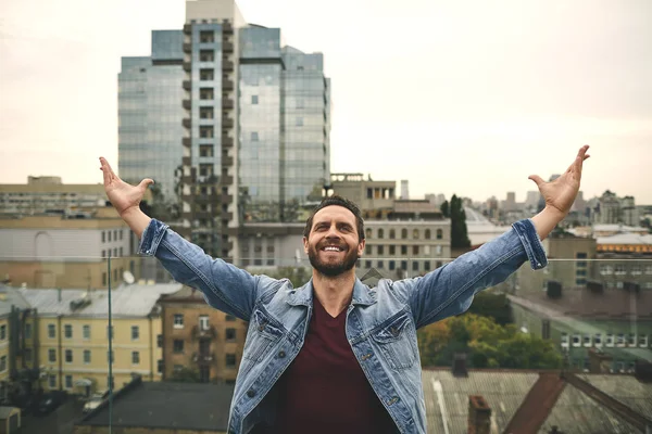 Lycklig man står på vacker terrass — Stockfoto