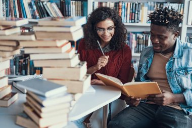 Gülümseyen ve birlikte ödev iki öğrenci
