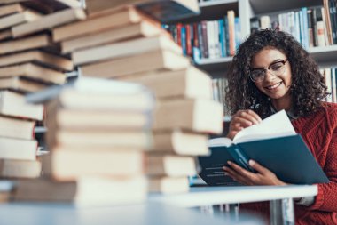 Mutlu öğrencinin yığın kitap okuma kadar bel