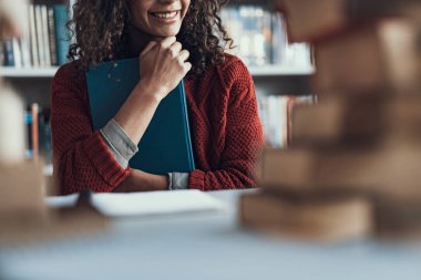 Bayan acil kitap onun göğsüne gülümseyen yakın çekim