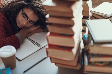 Masada uyuyan huzurlu genç bayanın üstten görünüm