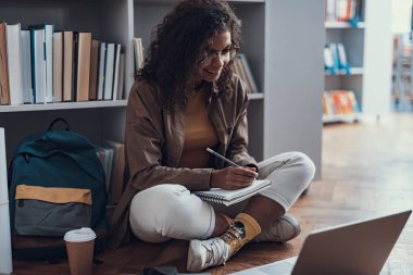 Onu laptop arıyorum katta gülümseyen öğrencinin tam uzunlukta