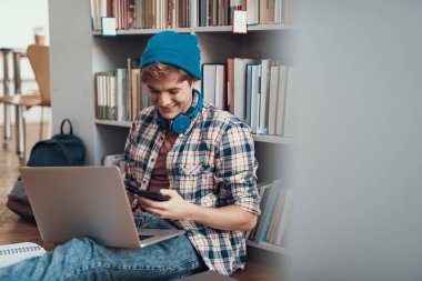 Onun laptop ile oturma ve smartphone vasıl seyir olumlu öğrenci