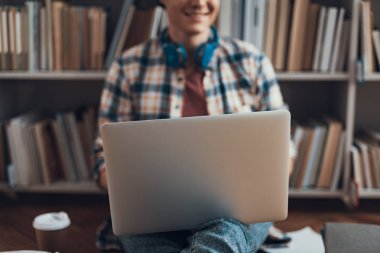 Seçici odak öğrenci diz modern dizüstü