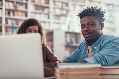 Masada oturan ve seyir sakin Afro-Amerikan öğrenci yakın çekim