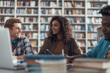 Samimi öğrenciler birbirlerine masada otururken gülümseyen