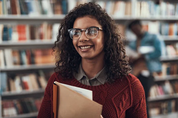 Sıcak giysiler giyiyor ve gülümseyen rahat Bayan portresi